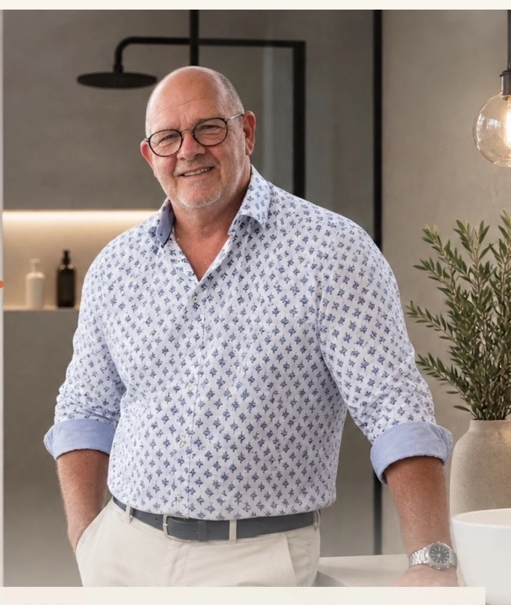 Rob van RS Constructie in een moderne badkamer